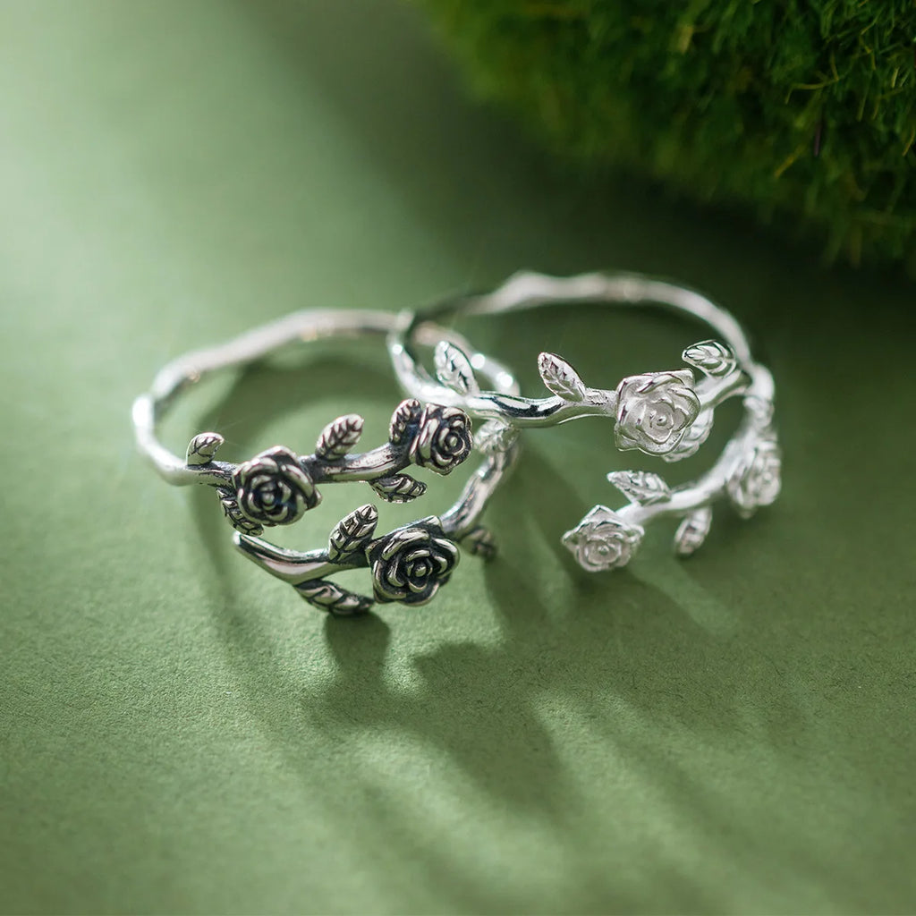 Anillo adornado con rosas entrelazadas