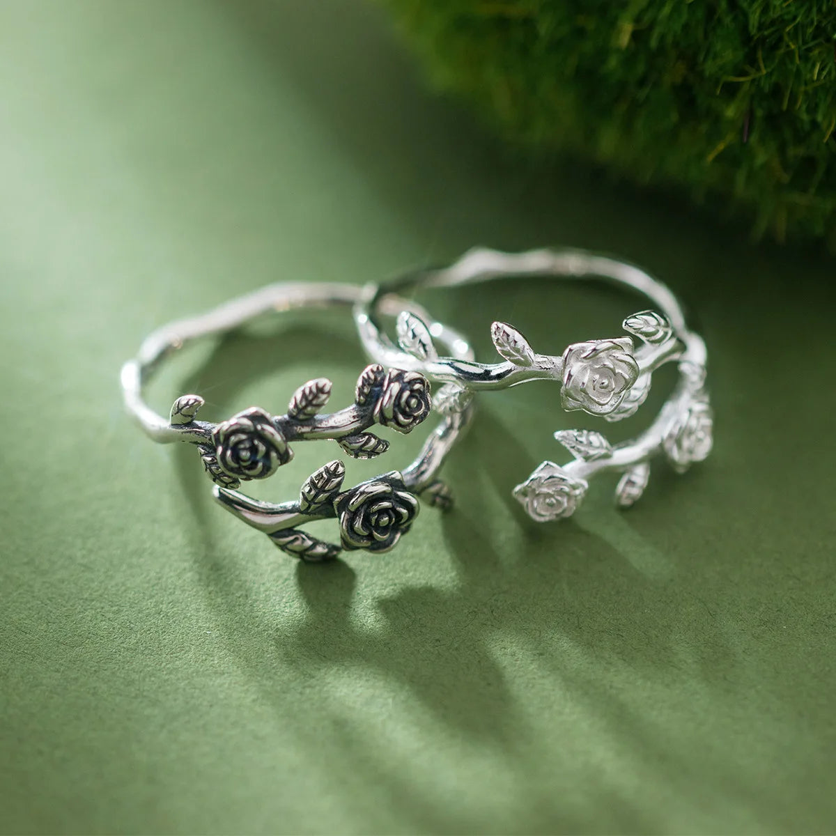Anillo adornado con rosas entrelazadas