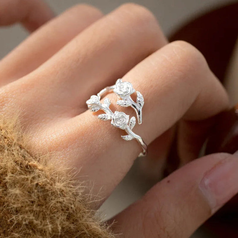 Anillo adornado con rosas entrelazadas plata