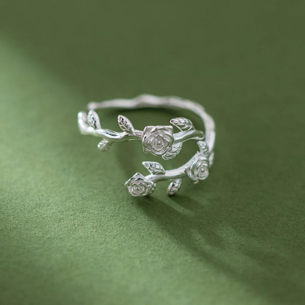 Anillo adornado con rosas entrelazadas plata