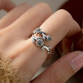 Anillo adornado con rosas entrelazadas plata antigua