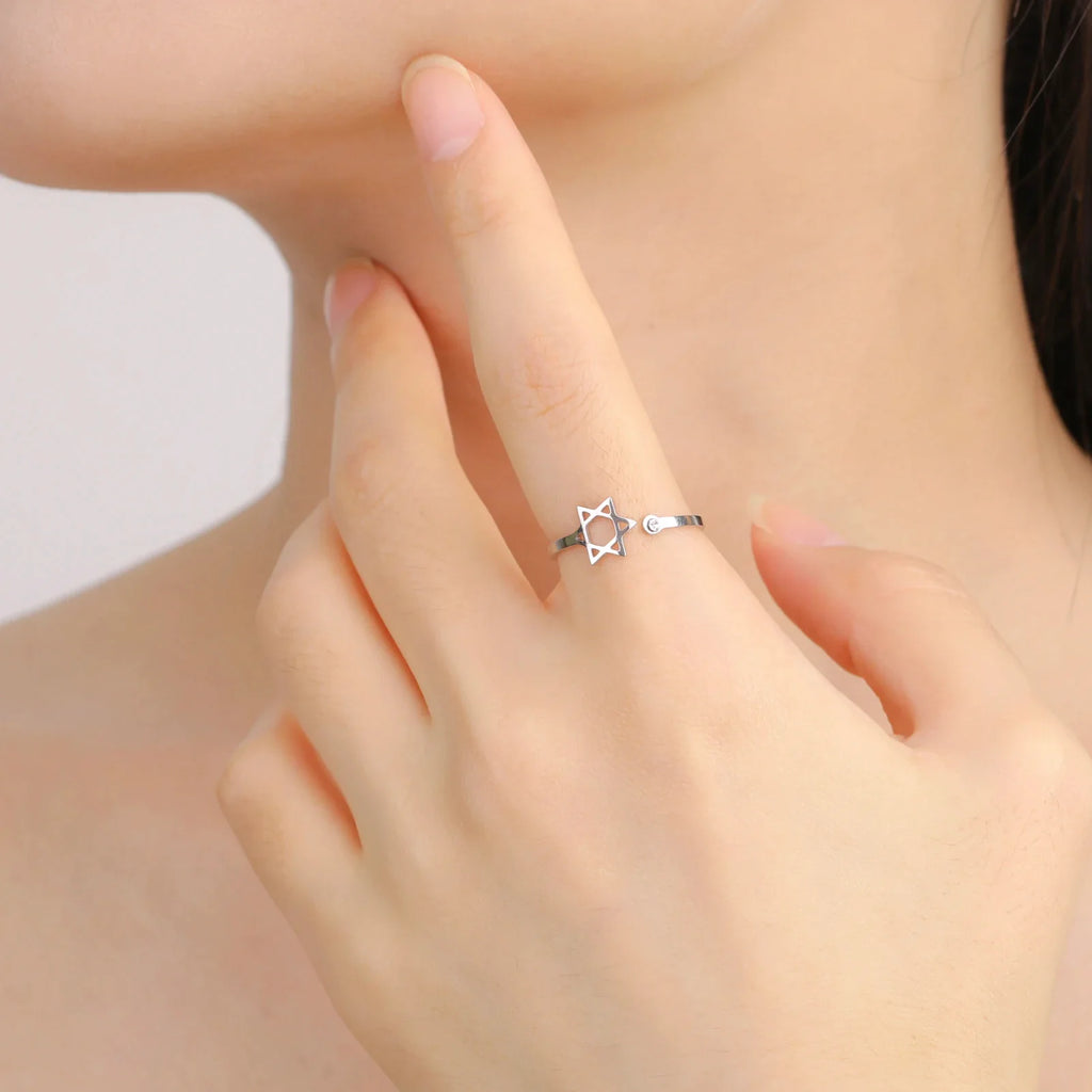 Anillo abierto con la <span data-glossary-id="etoile-de-david">estrella de David</span> simbólica judía plata