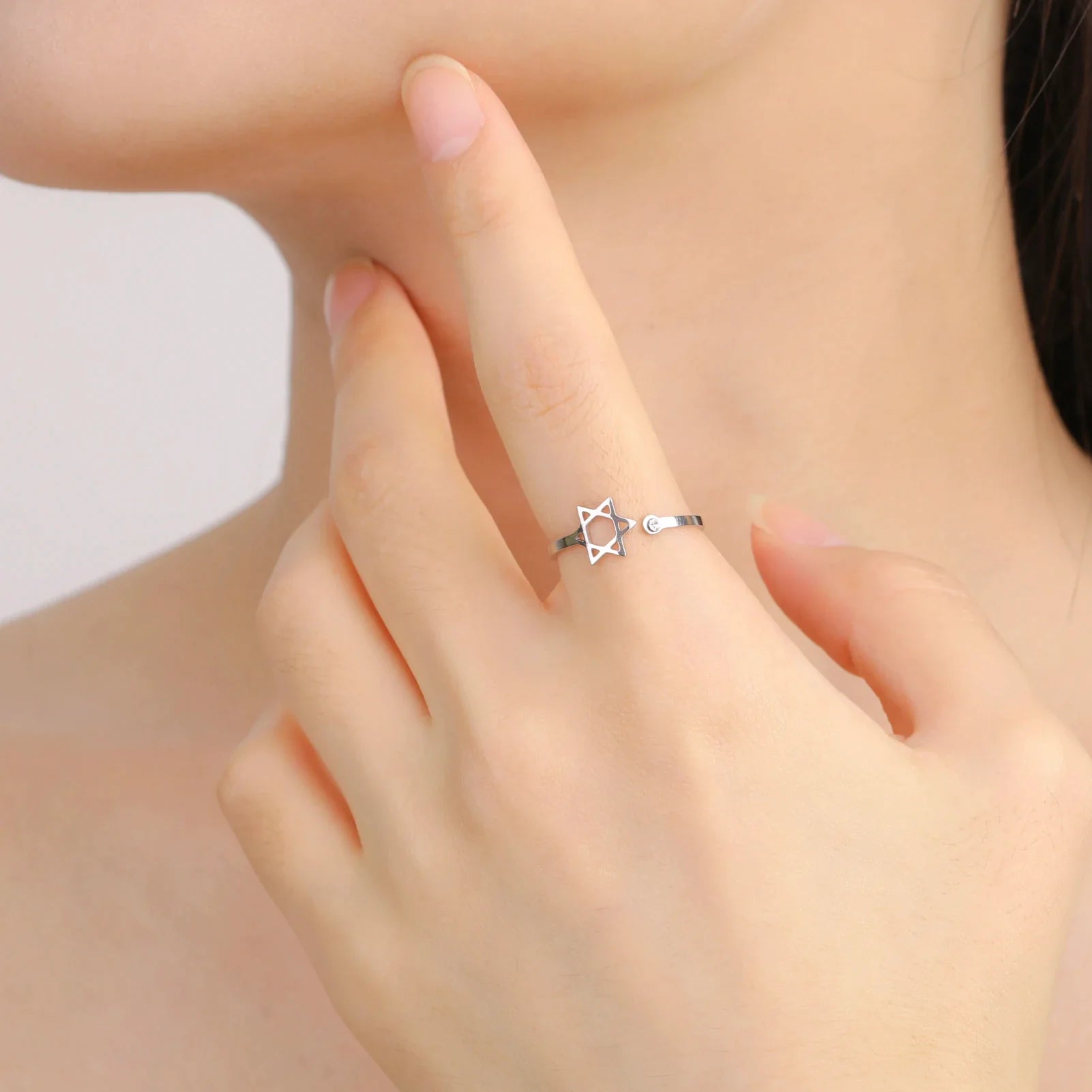 Anillo abierto con la <span data-glossary-id="etoile-de-david">estrella de David</span> simbólica judía plata
