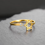 Anillo abierto con la <span data-glossary-id="etoile-de-david">estrella de David</span> simbólica judía oro