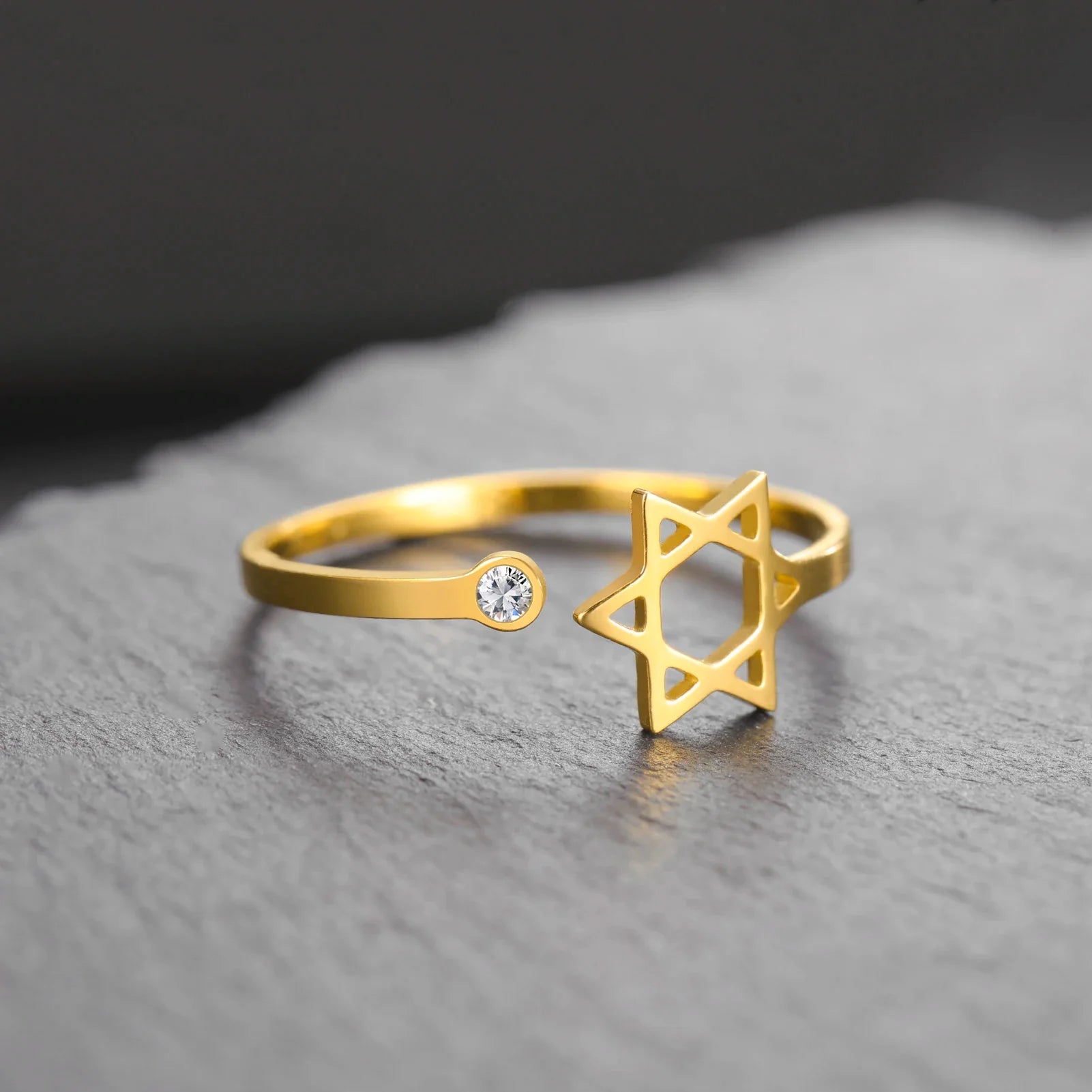Anillo abierto con la <span data-glossary-id="etoile-de-david">estrella de David</span> simbólica judía oro
