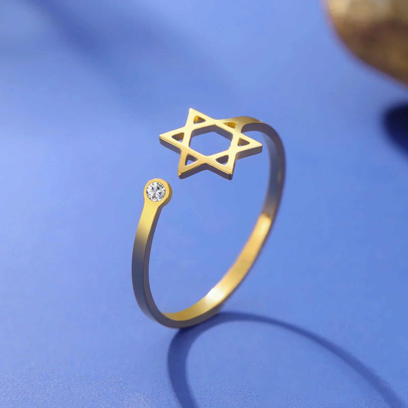 Anillo abierto con la <span data-glossary-id="etoile-de-david">estrella de David</span> simbólica judía oro