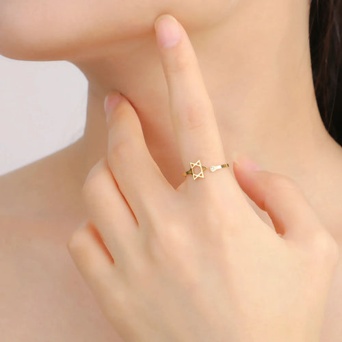 Anillo abierto con la <span data-glossary-id="etoile-de-david">estrella de David</span> simbólica judía oro