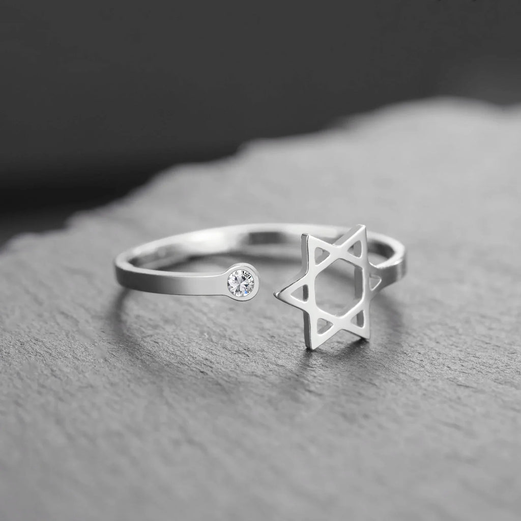 Anillo abierto con la <span data-glossary-id="etoile-de-david">estrella de David</span> simbólica judía plata