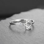 Anillo abierto con la <span data-glossary-id="etoile-de-david">estrella de David</span> simbólica judía plata