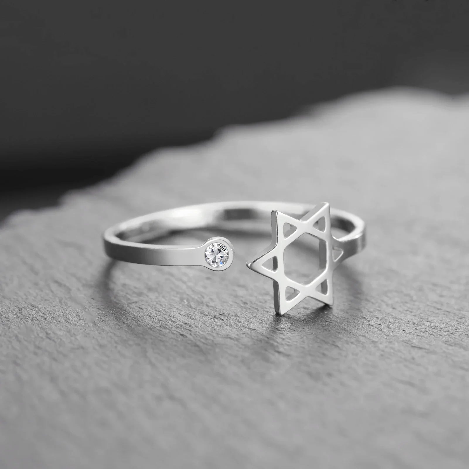 Anillo abierto con la <span data-glossary-id="etoile-de-david">estrella de David</span> simbólica judía plata