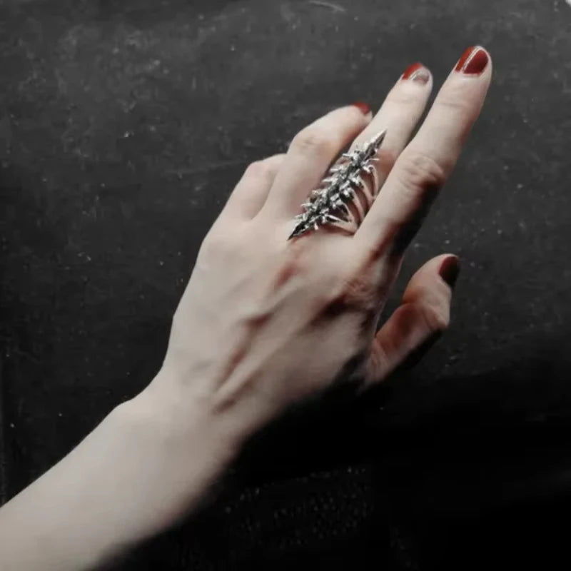 Anillo abierto de columna vertebral y calavera estilo gótico