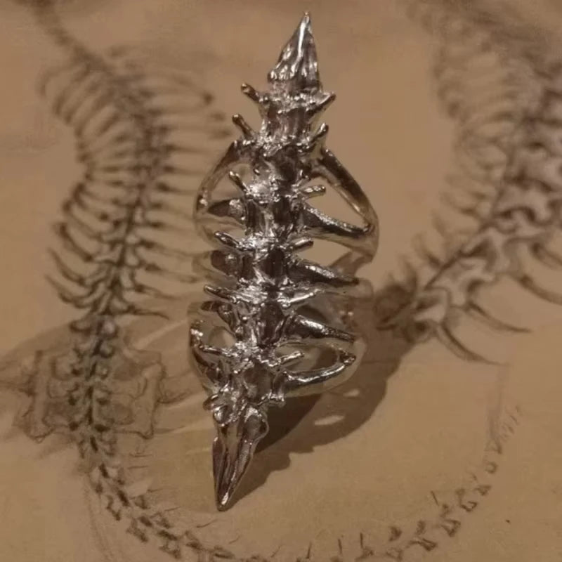 Anillo abierto de columna vertebral y calavera estilo gótico