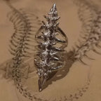 Anillo abierto de columna vertebral y calavera estilo gótico