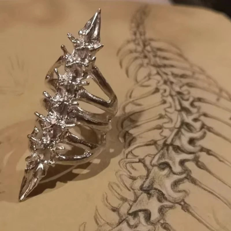 Anillo abierto de columna vertebral y calavera estilo gótico