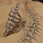 Anillo abierto de columna vertebral y calavera estilo gótico
