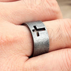 Anillo abierto con cruz patinada