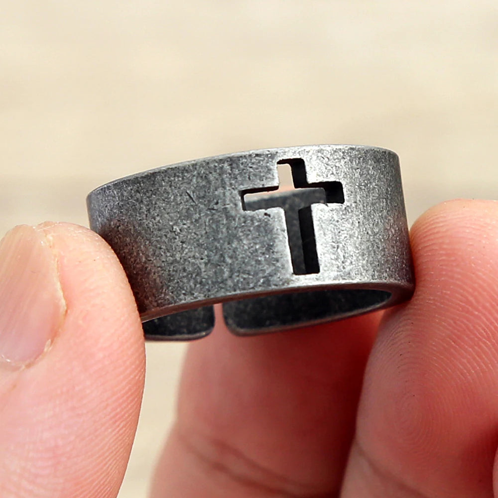 Anillo abierto con cruz patinada