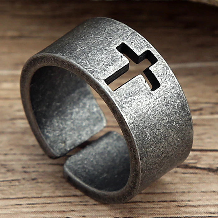 Anillo abierto con cruz patinada