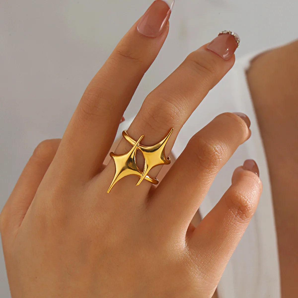 Anillo abierto doble estrellas oro