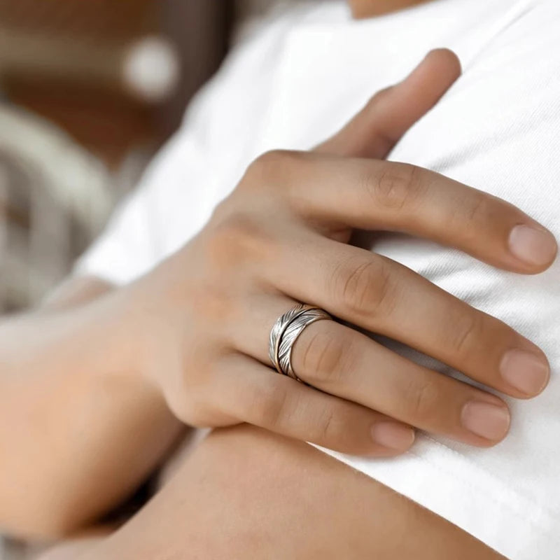Anillo abierto en forma de pluma