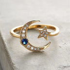 Anillo abierto "noche estrellada" media luna y su cristal azul