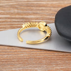 Anillo abierto pavé de cristales con incrustación de ojo azul