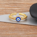 Anillo abierto pavé de cristales con incrustación de ojo azul