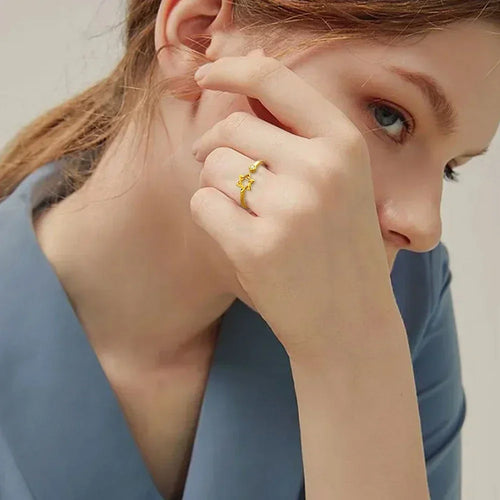 Anillo abierto para mujer con la <span data-glossary-id="StarOfDavid">Estrella de David</span> símbolo judío oro