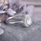 Anillo ovalado de piedra lunar y brillo de cristales