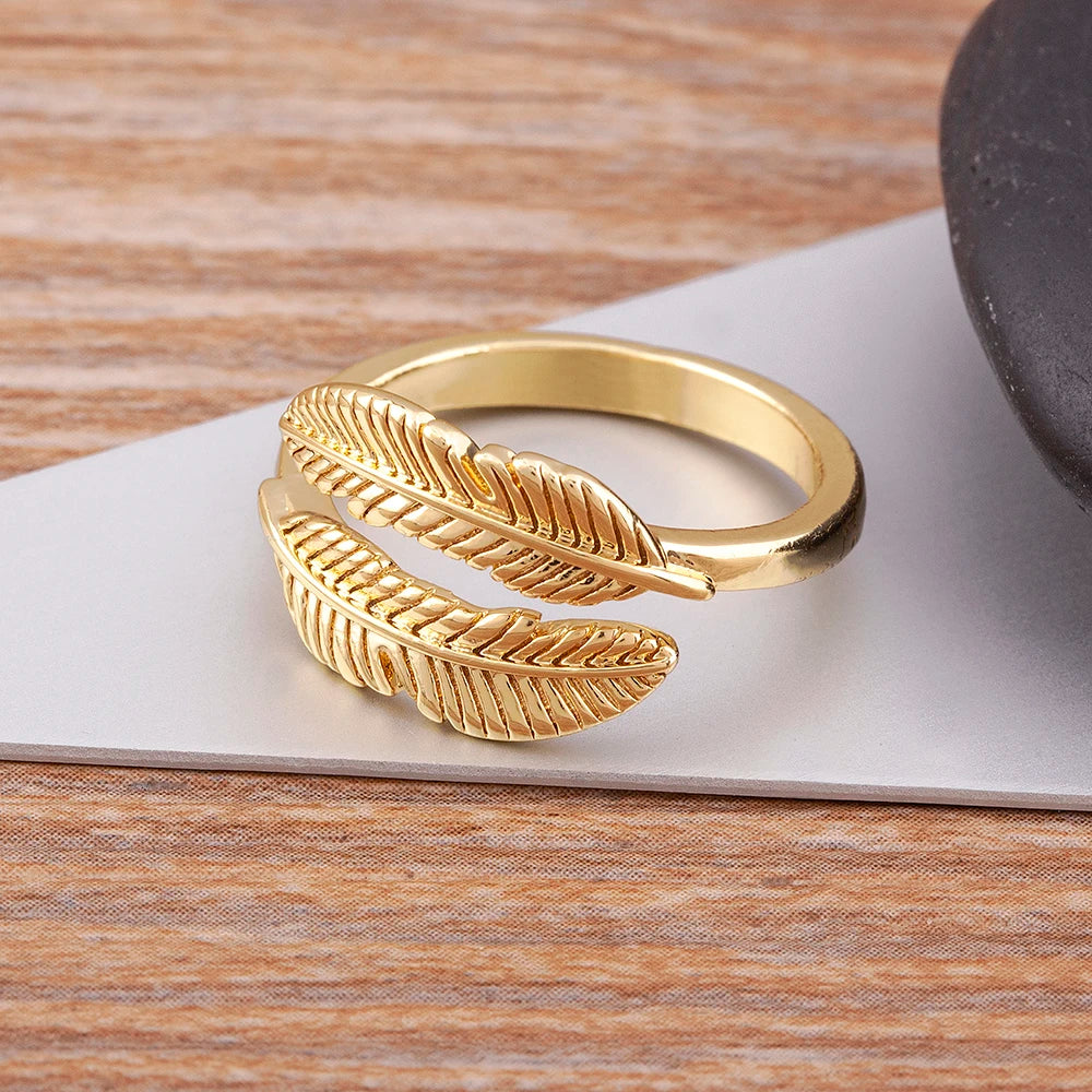 Anillo pluma cincelado dorado