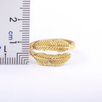 Anillo pluma cincelado dorado