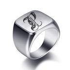 Anillo ancho para hombre inicial p