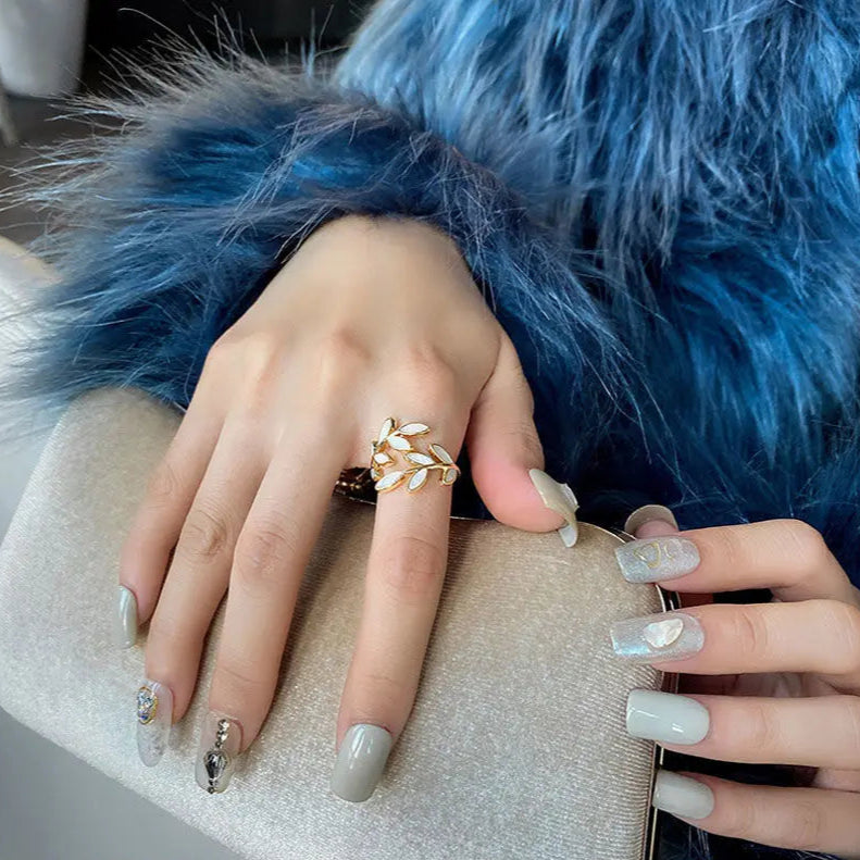 Anillo Retro Hoja de Laurel en Circonio