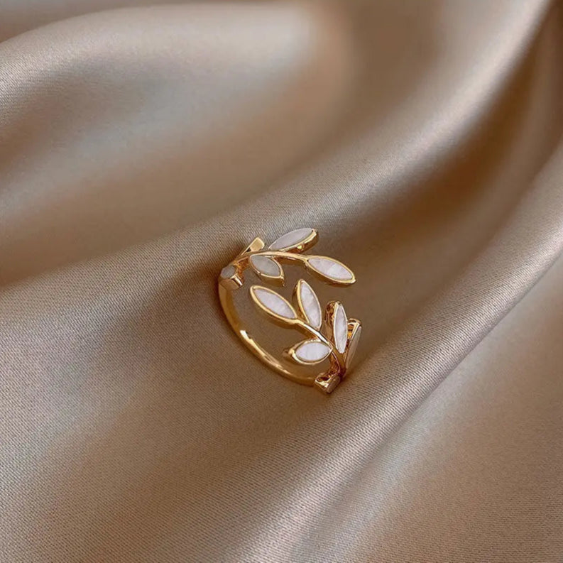 Anillo Retro Hoja de Laurel en Circonio