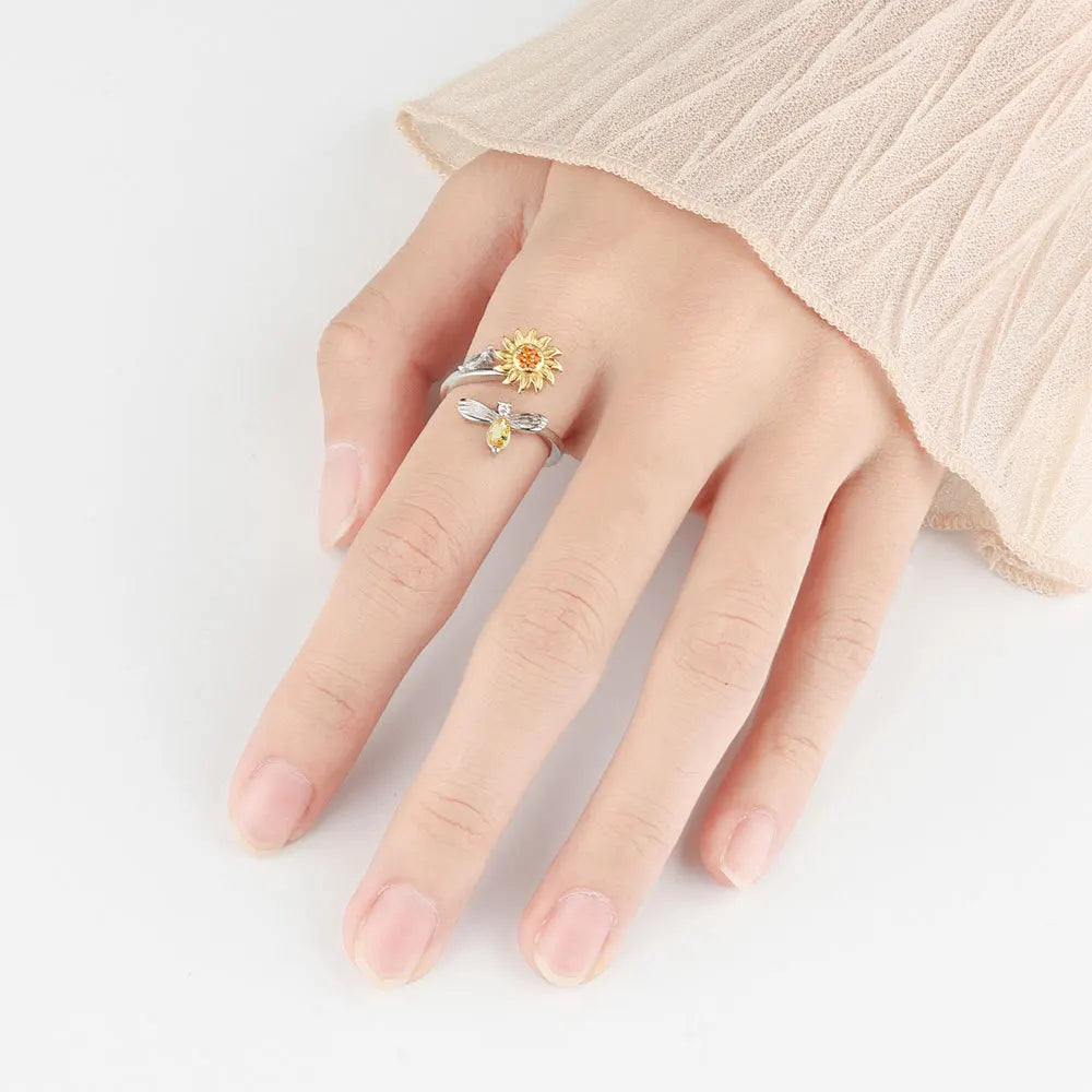 Anillo abeja y flor giratoria
