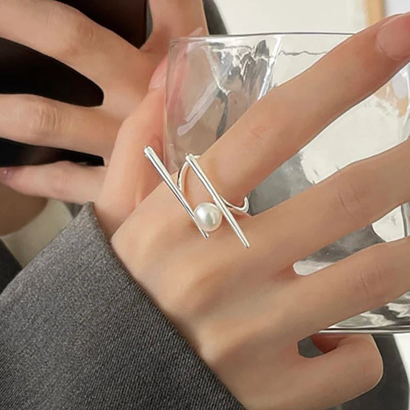 Anillo Estilizado con Perla Blanca en Circonio