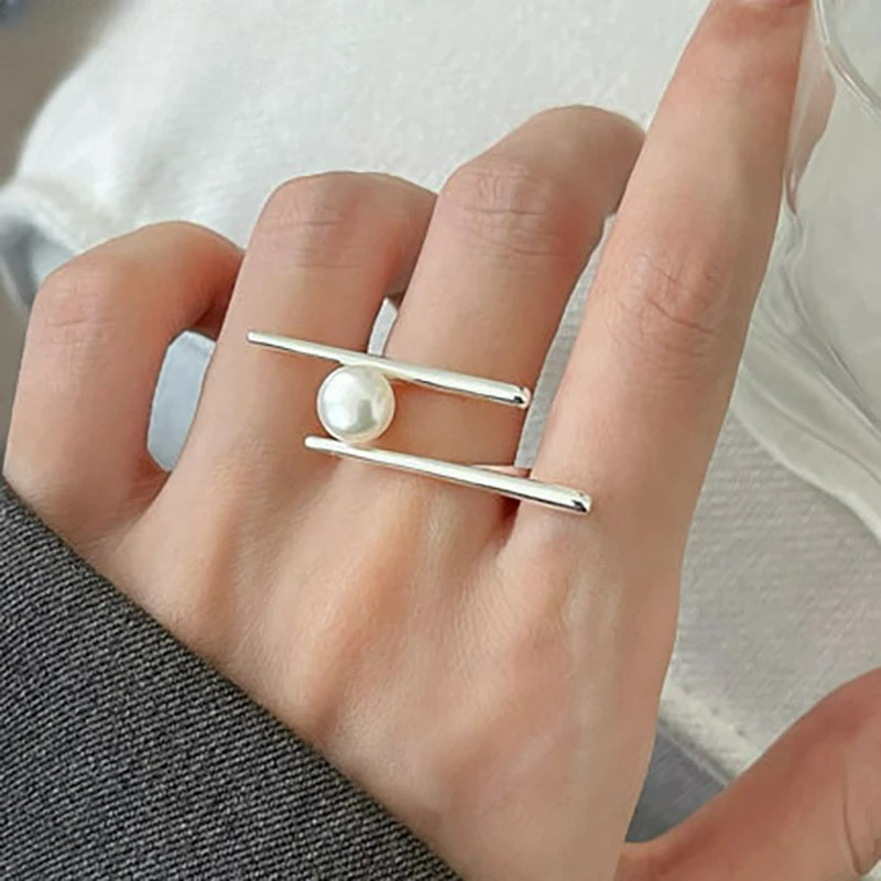 Anillo Estilizado con Perla Blanca en Circonio