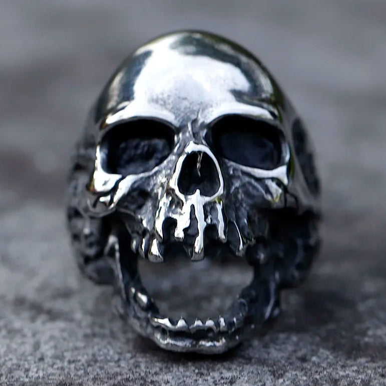 Anillo de calavera estilo gótico plateado