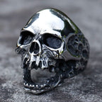 Anillo de calavera estilo gótico plateado