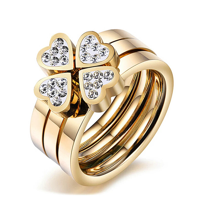 Anillo trébol de cuatro corazones adornado con cristales dorados