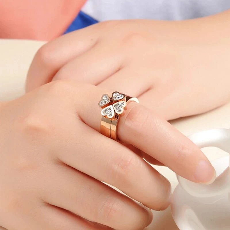 Anillo trébol de cuatro corazones adornado con cristales de oro rosa