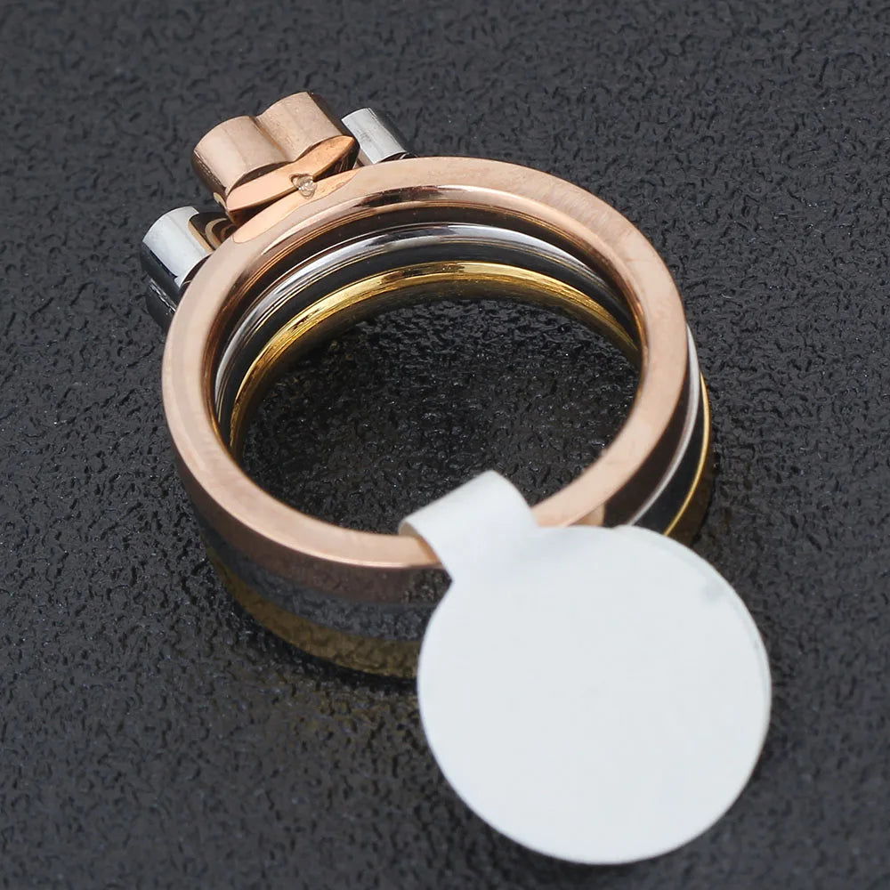 Anillo trébol de cuatro corazones adornado con cristales multicolor