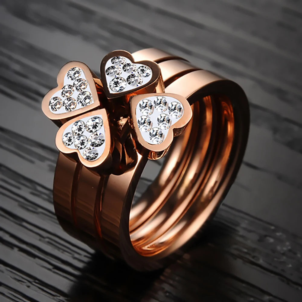 Anillo trébol de cuatro corazones adornado con cristales de oro rosa