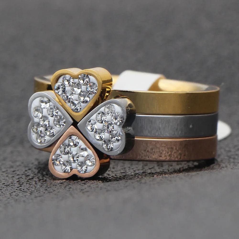 Anillo trébol de cuatro corazones adornado con cristales multicolor