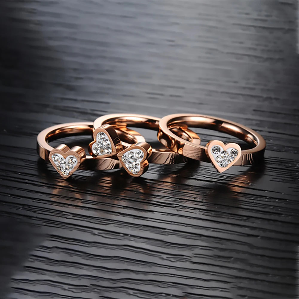 Anillo trébol de cuatro corazones adornado con cristales