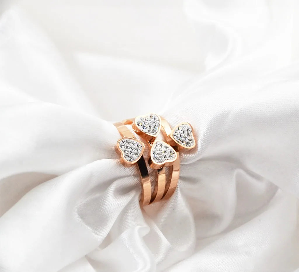 Anillo trébol de cuatro corazones adornado con cristales