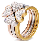 Anillo trébol de cuatro corazones adornado con cristales multicolor