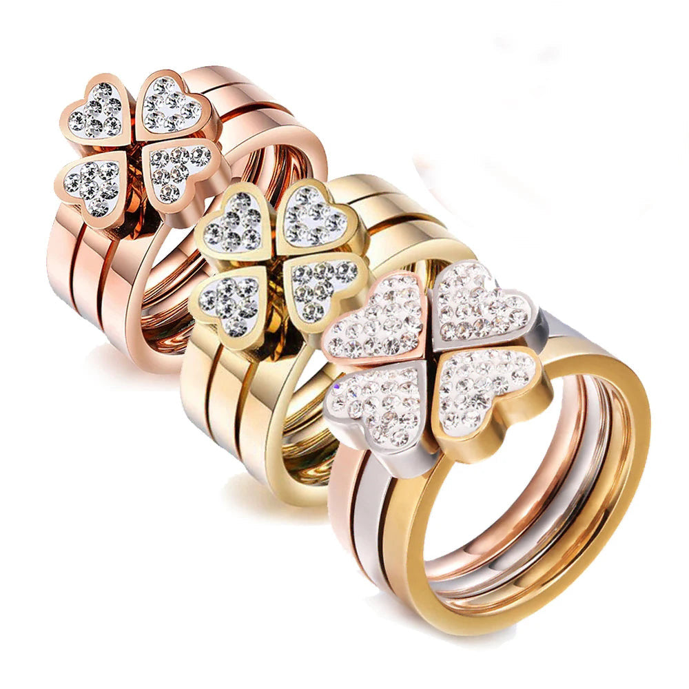 Anillo trébol de cuatro corazones adornado con cristales dorados