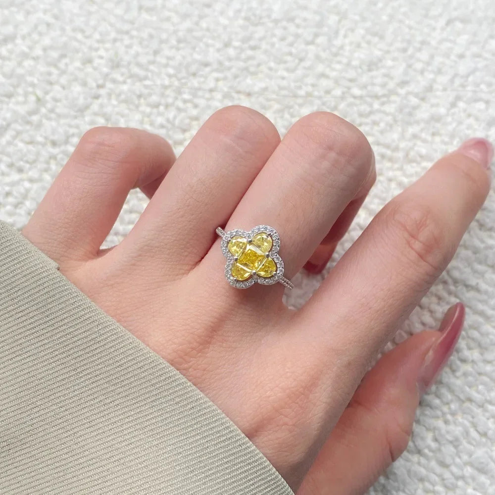 Anillo trébol luminoso de cristales plateado y amarillo