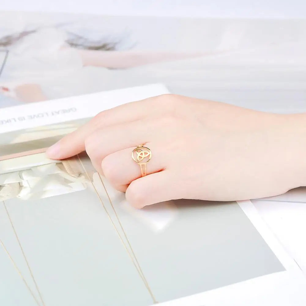 Anillo Triquetra Nudo de la Trinidad Irlandés oro